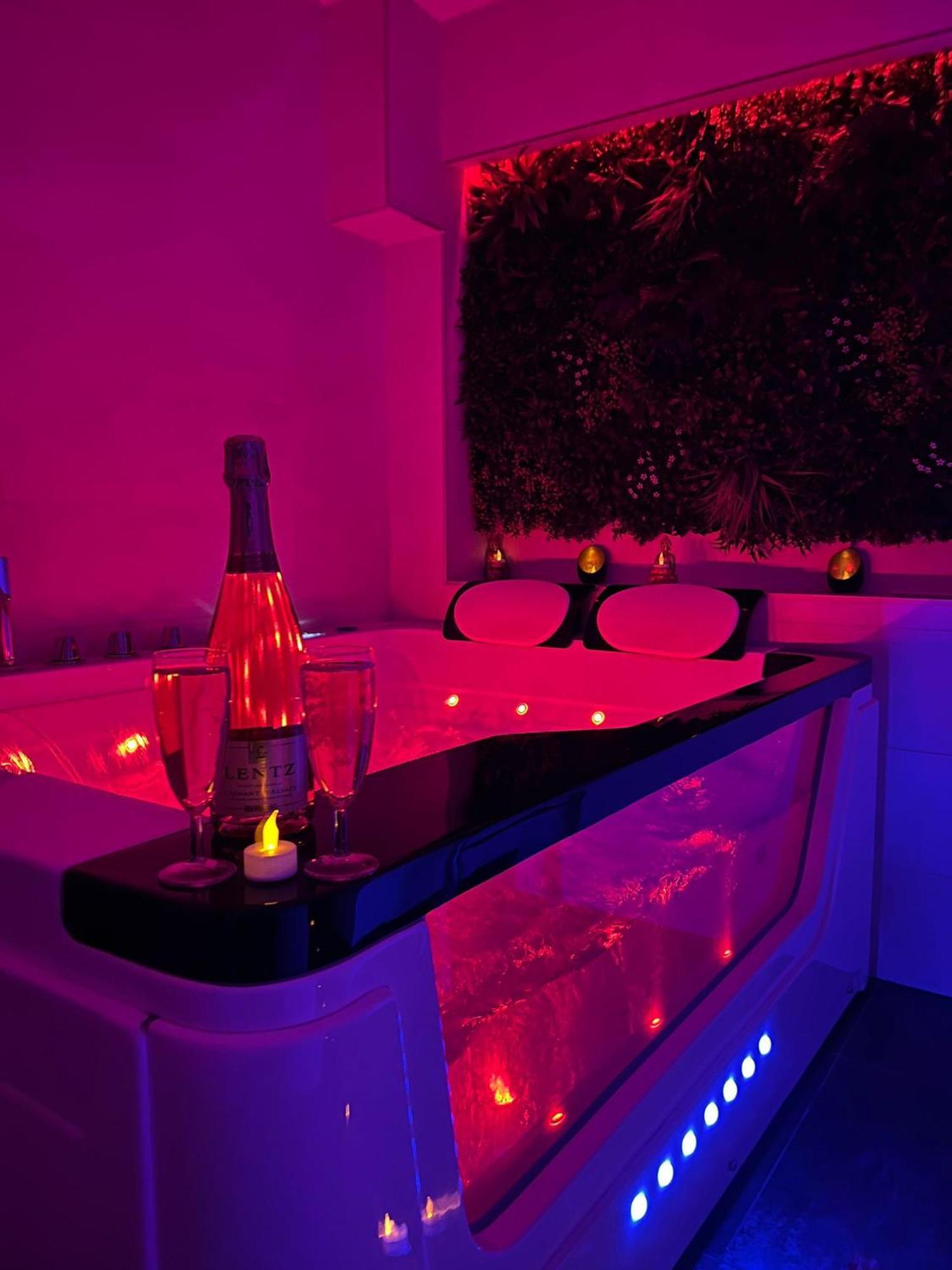 Love Room: Aux Plaisirs Des Sens Jacuzzi Prive Barr Exteriér fotografie
