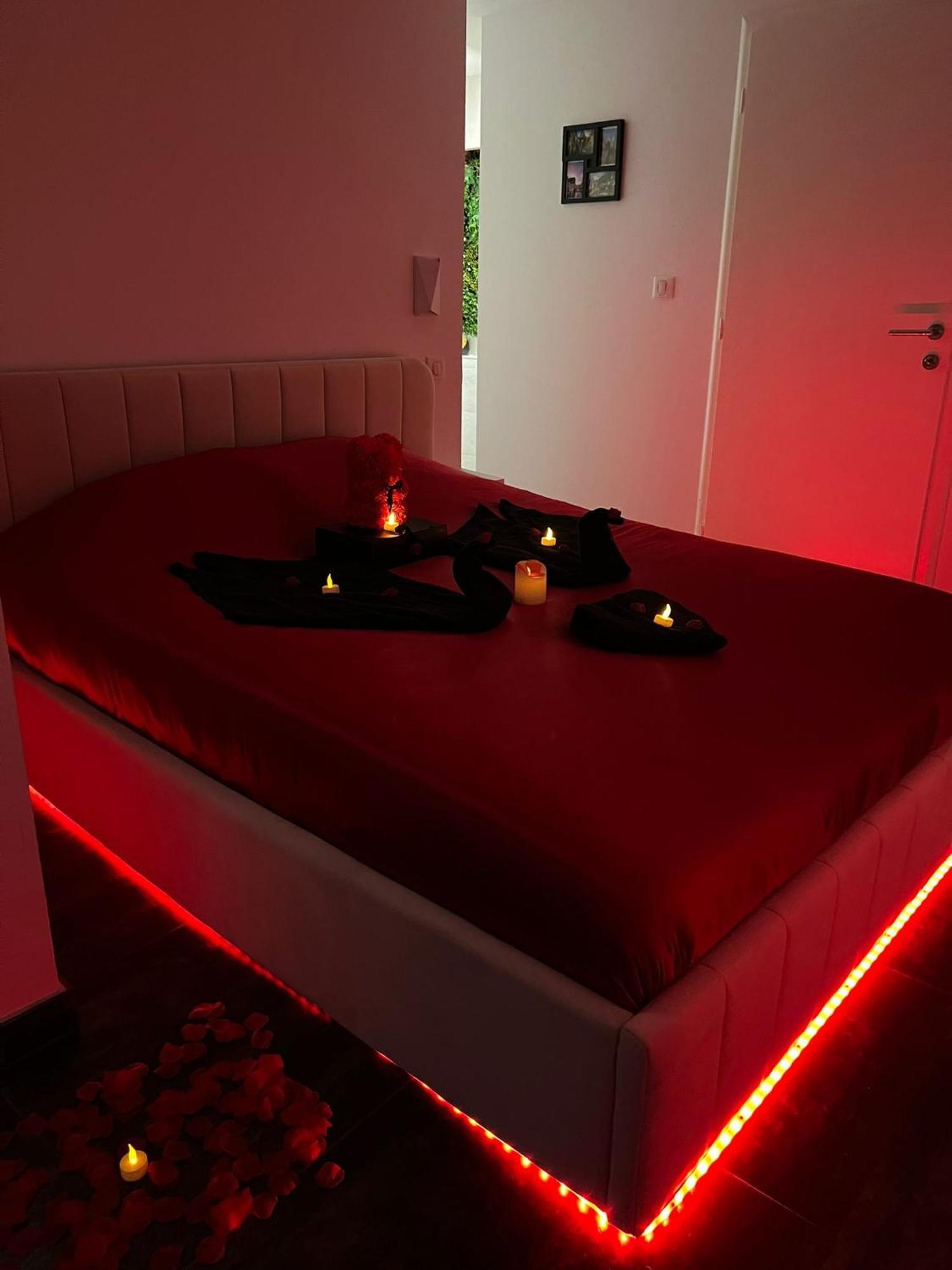 Love Room: Aux Plaisirs Des Sens Jacuzzi Prive Barr Exteriér fotografie
