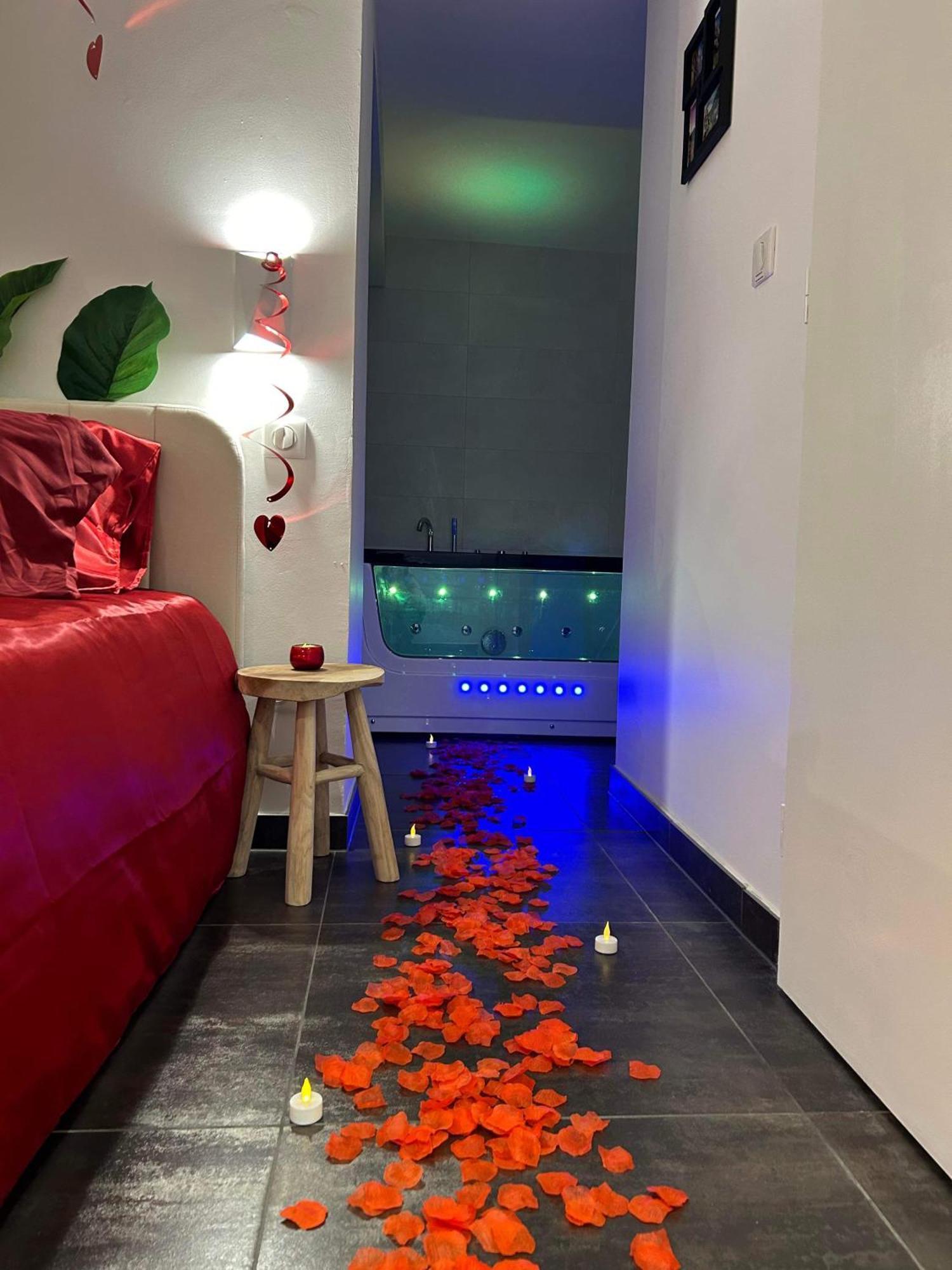 Love Room: Aux Plaisirs Des Sens Jacuzzi Prive Barr Exteriér fotografie